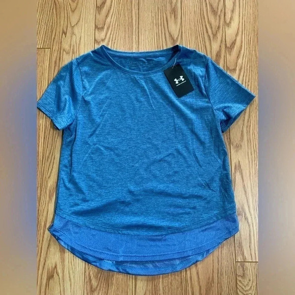 NEW UNDER  ARMOUR TOP SIZE SMALL - Picture 1 of 7